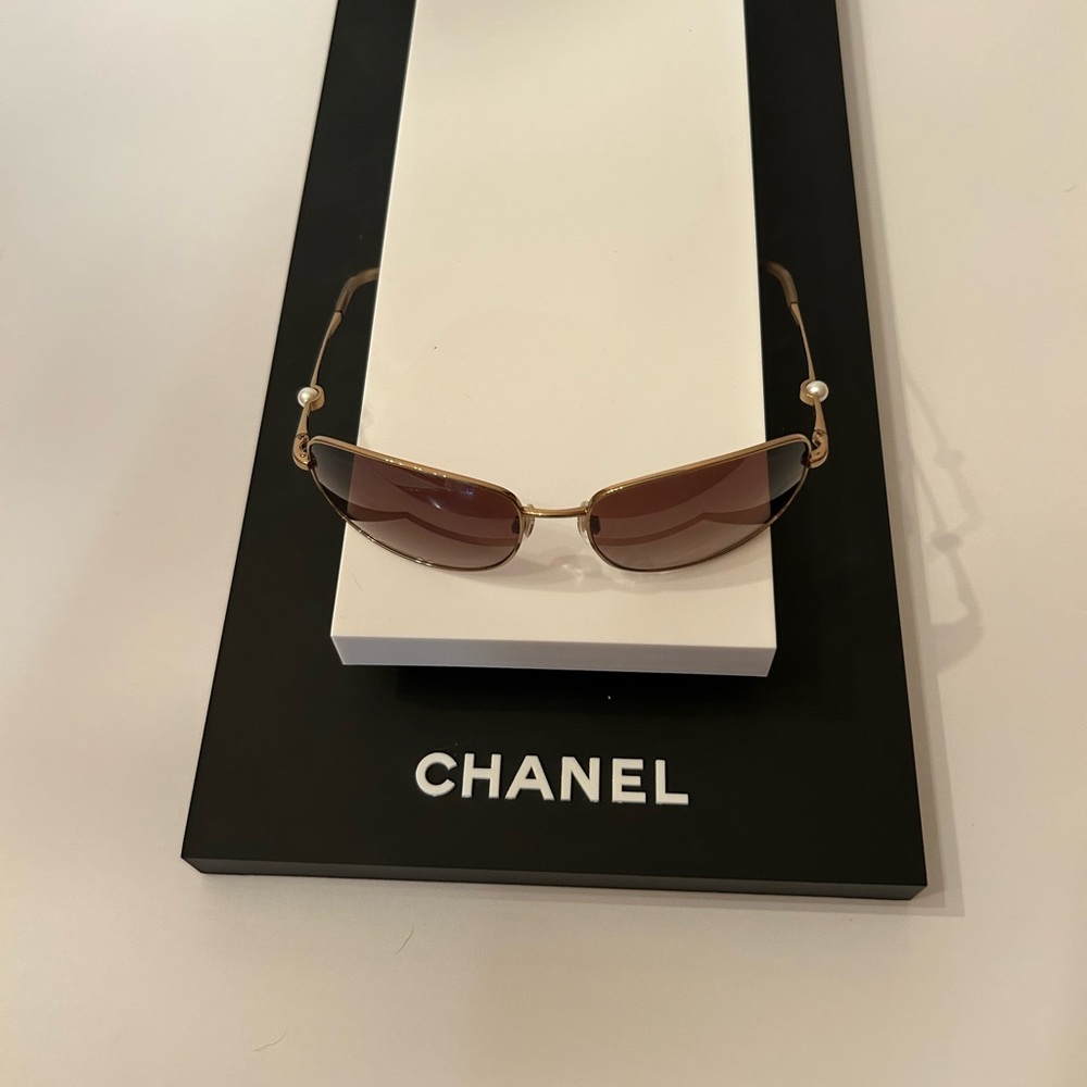 CHANEL Gold Sunglasses with Pearl Embellishment - Picture 5 of 9